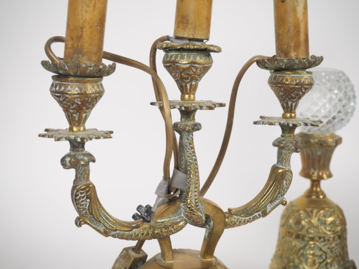 Garniture début XXème en bronze à décor de rinceaux feuillagés, de mas
