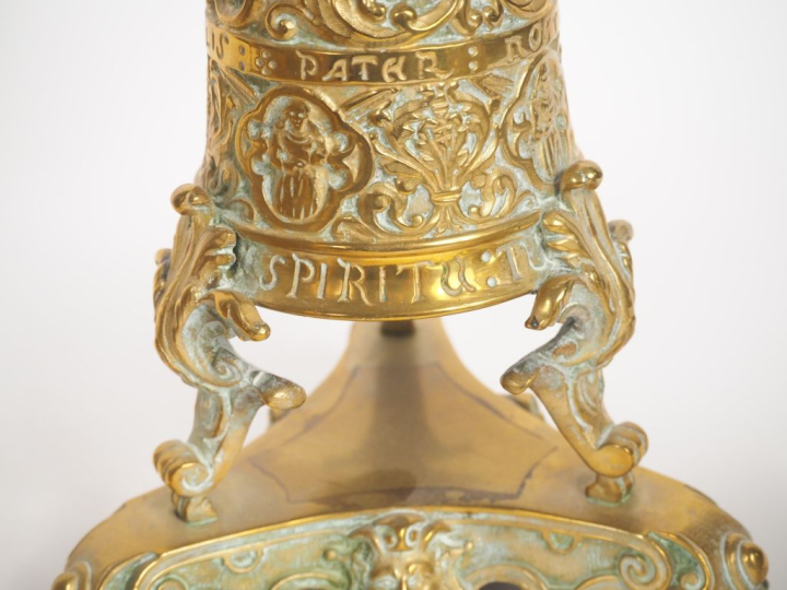 Garniture début XXème en bronze à décor de rinceaux feuillagés, de mas