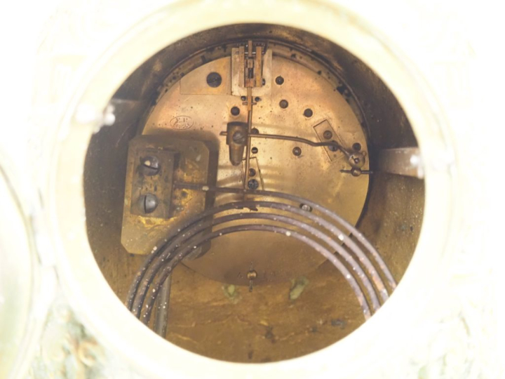 Garniture début XXème en bronze à décor de rinceaux feuillagés, de mas