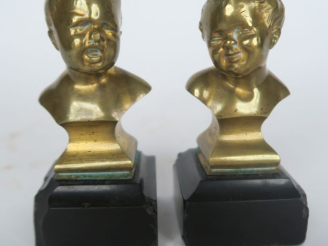 Vente aux enchères Paire de sujets en bronze, "Jean qui rit, Jean qui pleure", sur des so