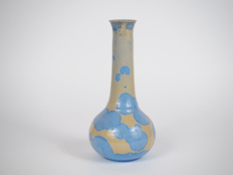 Vente aux enchères Pierre Adrien DALPAYRAT. Vase à long col en grès à fond jaune pale et 