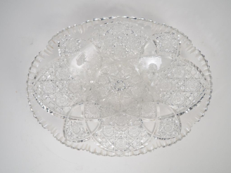 Vente aux enchères Coupe en cristal taillé à décor de fleurs stylisées. Dim. 6 x 36 x 27 