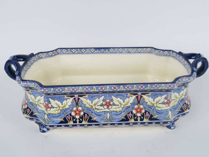 SARREGUEMINES. Jardinière en faïence à décor polychrome de fleurs et d
