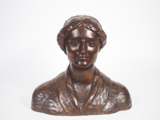 Vente aux enchères Ecole française début Xxème. "Paysanne au fichu". Sculpture en bois. S