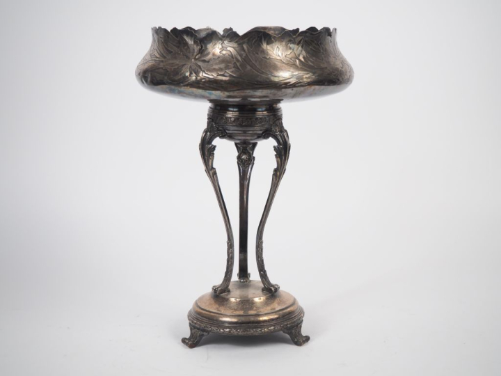 Coupe Art Nouveau en métal argenté à décor de fleurs et de feuillages 