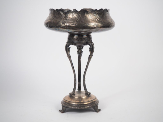 Vente aux enchères Coupe Art Nouveau en métal argenté à décor de fleurs et de feuillages 