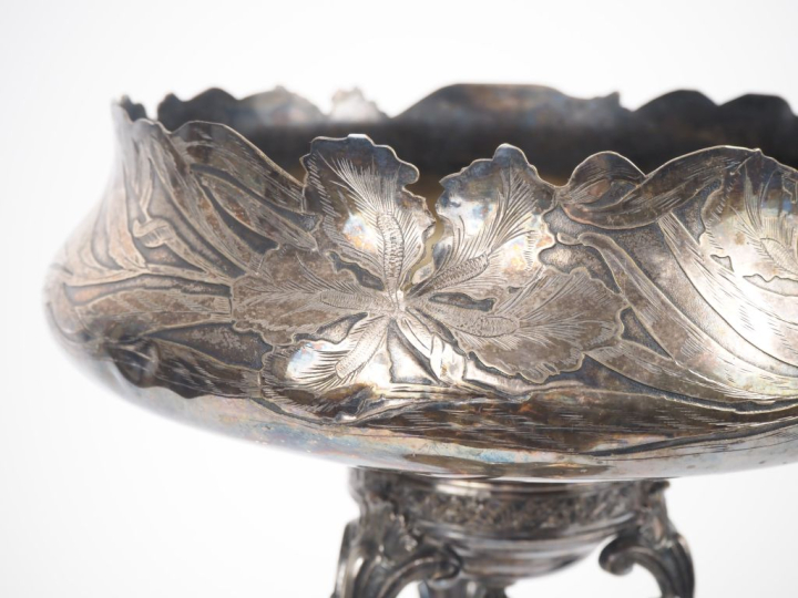 Coupe Art Nouveau en métal argenté à décor de fleurs et de feuillages 