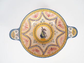 Vente aux enchères HENRIOT à Quimper. Coupe à anses en faïence polychrome à décor dans un