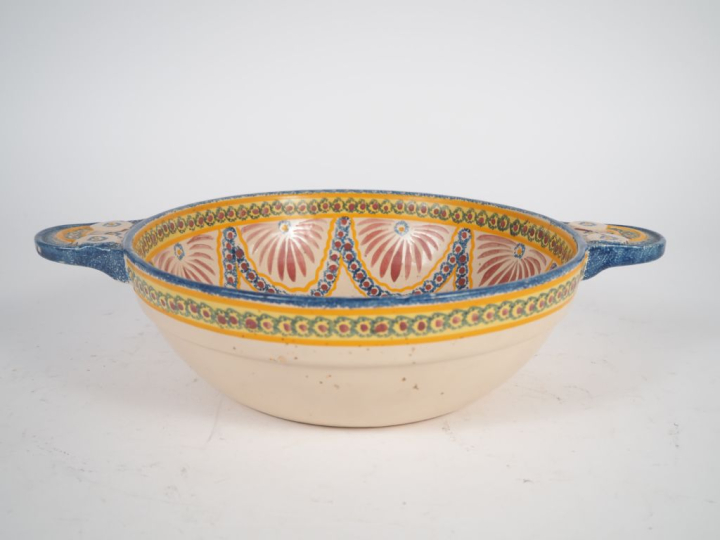 HENRIOT à Quimper. Coupe à anses en faïence polychrome à décor dans un