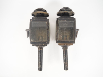 Vente aux enchères Paire de lanternes en tôle et verre. H. 50 cm.