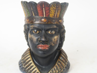 Vente aux enchères Pot à tabac 1900 en stuc polychrome figurant un maure. H. 19 cm. (Couv