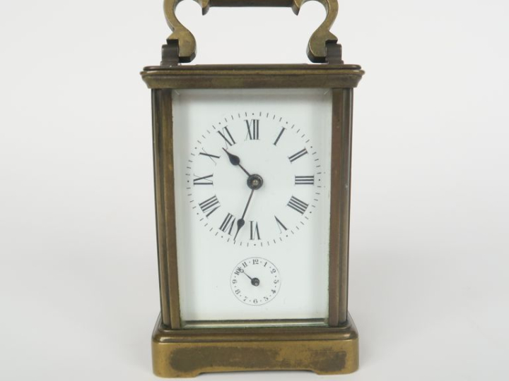 Pendulette d'officier 1900 en laiton, poignée mobile. Dim. 14,5 x 7,5 