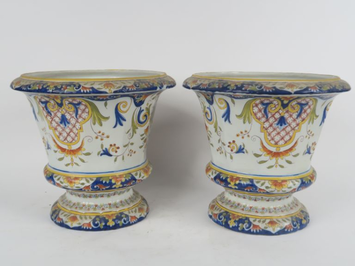 GIEN. Paire de jardinières en faïence à décor de fleurs et de rinceaux