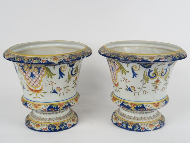 GIEN. Paire de jardinières en faïence à décor de fleurs et de rinceaux