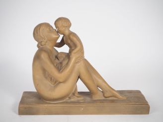Vente aux enchères Sculpture de style Art Déco en terre cuite patinée brune, "jeune mère 