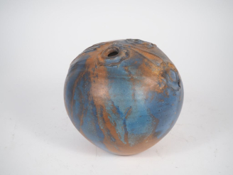 Vente aux enchères Vase boule en céramique moderne nuancée brune et bleue. Signé. H. 22 c