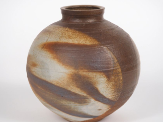 Vente aux enchères Vase boule en céramique moderne à décor nuancé brun Signé H. 18,5 cm.