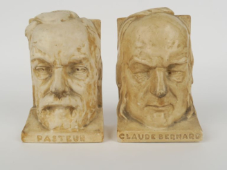 Vente aux enchères JOUANNY DURAND. Paire de serre-livres en plâtre, "Pasteur" et "Claude 