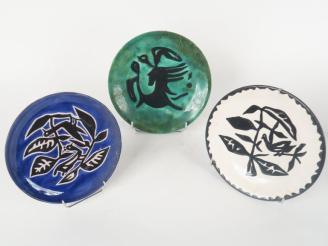 Vente aux enchères Jean LURCAT à San Vicens. 3 assiettes en céramique polychrome à décor 