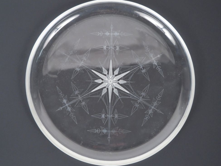 Peter YENAWINE. Deux plats en cristal taillé. Signé. Diam. 26,5 cm.