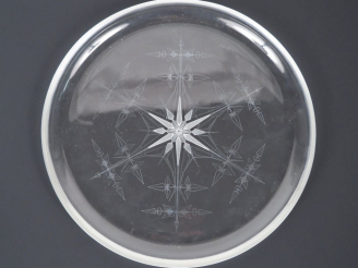 Vente aux enchères Peter YENAWINE. Deux plats en cristal taillé. Signé. Diam. 26,5 cm.