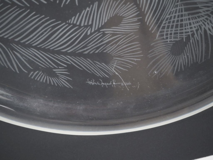 Peter YENAWINE. Deux plats en cristal taillé. Signé. Diam. 26,5 cm.