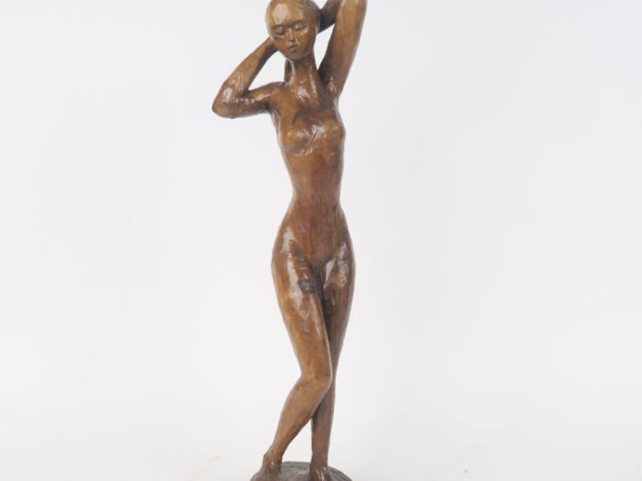Ecole française XXème. "Jeune fille en pied". Sculpture en bois vernis
