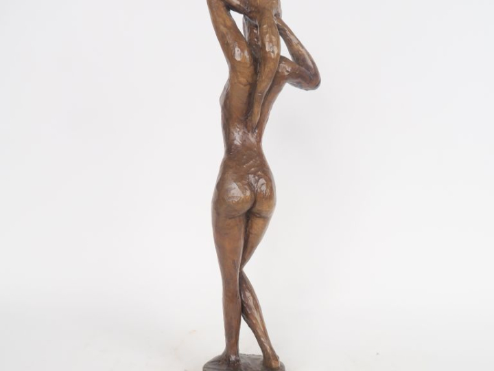 Ecole française XXème. "Jeune fille en pied". Sculpture en bois vernis