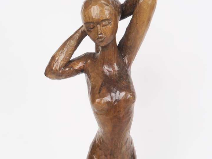 Ecole française XXème. "Jeune fille en pied". Sculpture en bois vernis