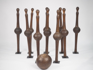 Vente aux enchères Jeu de quilles basque ancien en bois à décor clouté comprenant : une b