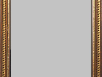 Vente aux enchères Miroir moderne en bois vernis et doré à décor de frises de postes. Dim