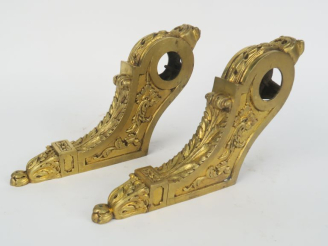 Vente aux enchères Paire d'embrases de style Louis XVI en bronze doré à décor de feuilles