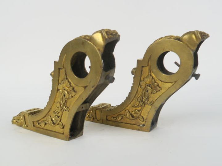 Paire d'embrases de style Louis XVI en bronze doré à décor de feuilles