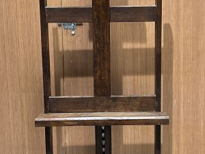 Grand chevalet en bois. H. (déplié) : 242 cm