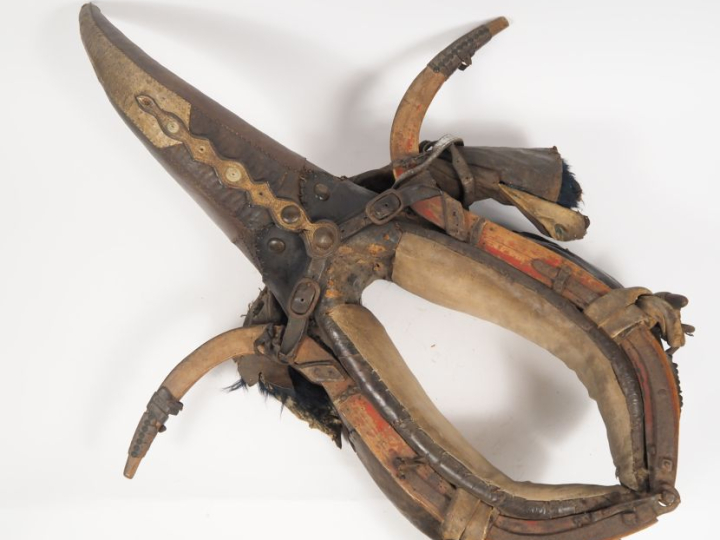 Joug de cheval de trait en cuir, crin et bois. Dim. 120 x 98 cm.