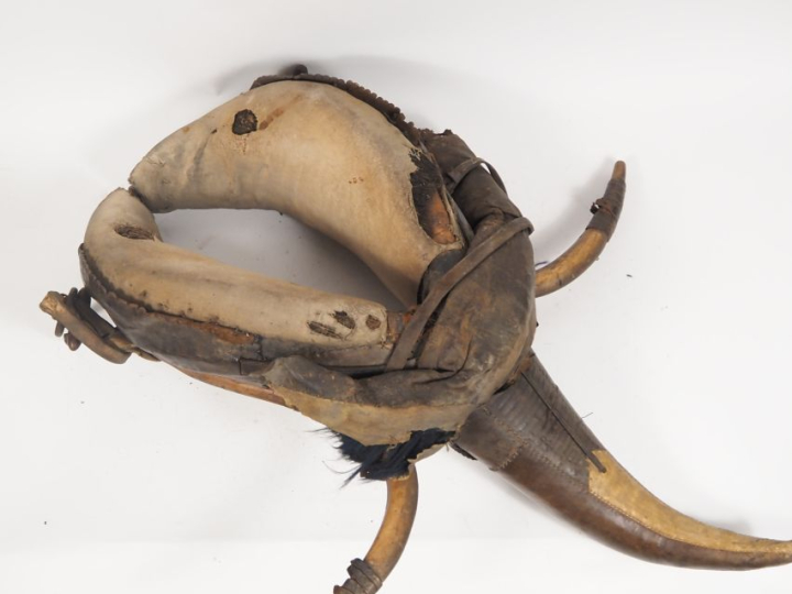 Joug de cheval de trait en cuir, crin et bois. Dim. 120 x 98 cm.