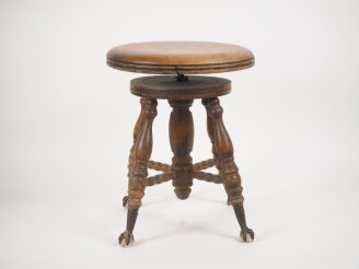 Vente aux enchères Tabouret de piano début XXème en bois naturel, pieds griffes ornés de 