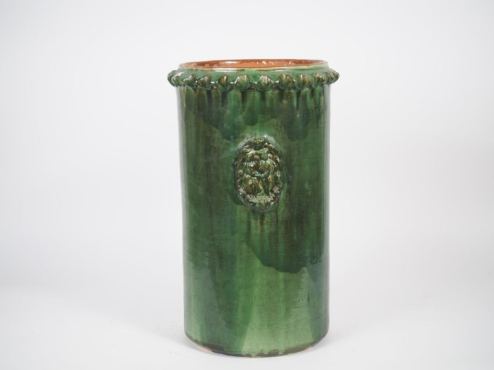 ANDUZE. Porte-parapluies en terre vernissée verte à décor de personnag