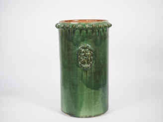 Vente aux enchères ANDUZE. Porte-parapluies en terre vernissée verte à décor de personnag