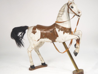 Vente aux enchères Cheval de manège en bois polychrome.  Dim. 130 x 100 x 30 cm.