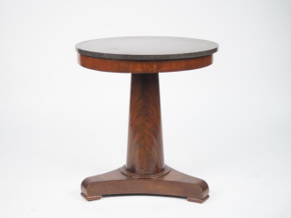 Vente aux enchères Table bouillote de style Empire en placage d'acajou flammé, dessus mar