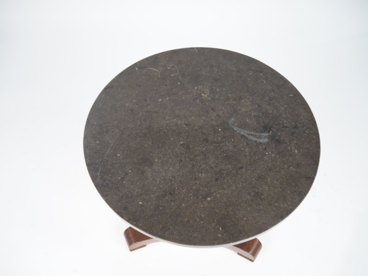 Table bouillote de style Empire en placage d'acajou flammé, dessus mar