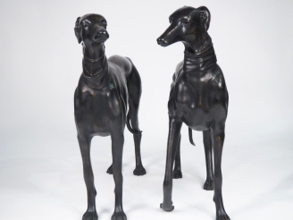 Vente aux enchères Ecole Française Art Déco. "les lévriers".  Paire de sculptures à taill