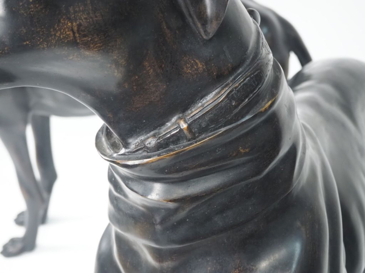 Ecole Française Art Déco. "les lévriers".  Paire de sculptures à taill