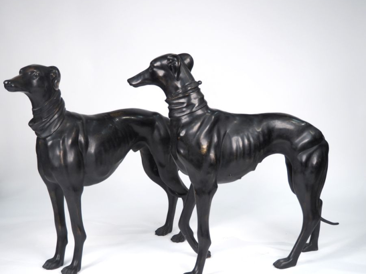 Ecole Française Art Déco. "les lévriers".  Paire de sculptures à taill
