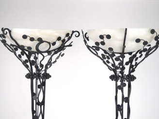 Vente aux enchères Edgar BRANDT (dans le goût de). Paire de lampadaires en fer forgé ajou
