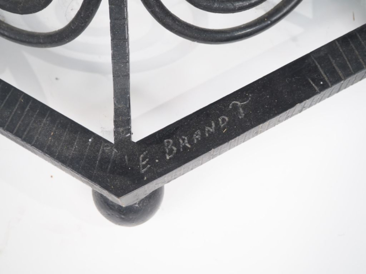 Edgar BRANDT (dans le goût de). Paire de lampadaires en fer forgé ajou