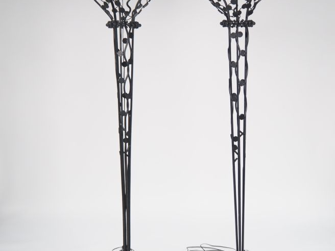 Edgar BRANDT (dans le goût de). Paire de lampadaires en fer forgé ajou