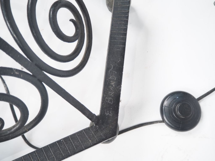 Edgar BRANDT (dans le goût de). Paire de lampadaires en fer forgé ajou