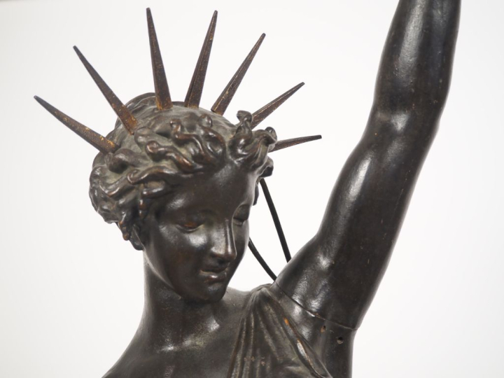 Grande porte-torchère fin XIXème - début XXème en fonte à patine noire